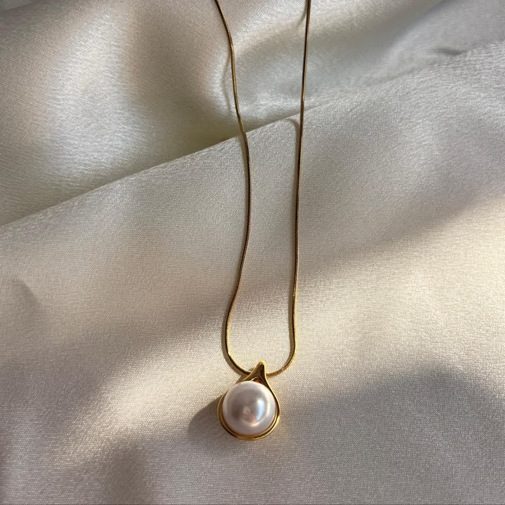 Sizzling Graceful Women Necklaces & Chains