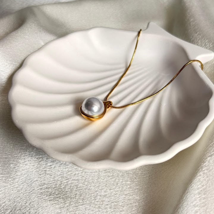 Sizzling Graceful Women Necklaces & Chains
