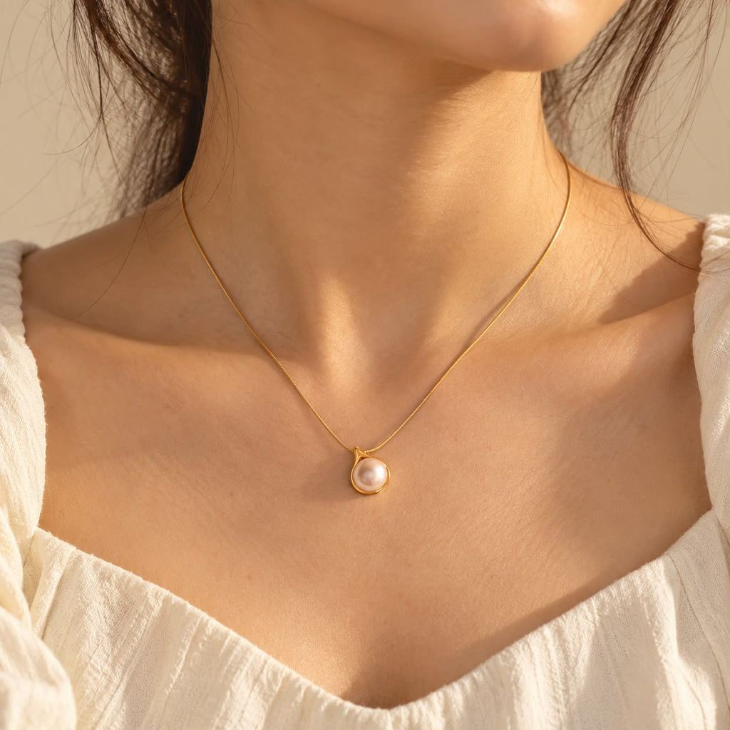 Sizzling Graceful Women Necklaces & Chains