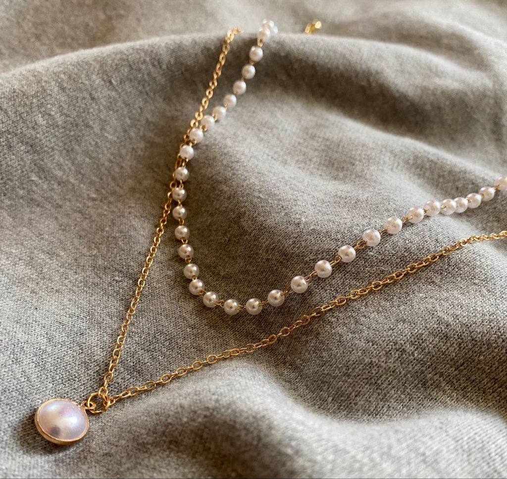 Sizzling Bejeweled Gold-Plated Pearl Pendant Necklace – Elegant &amp; Timeless Style
