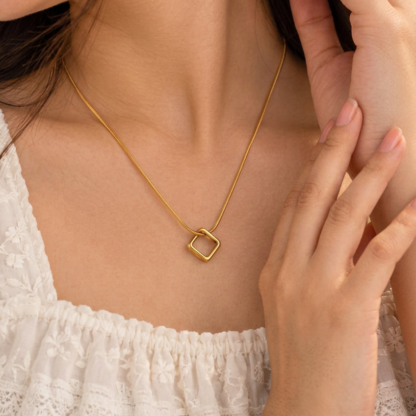 Elite Charming Women Necklaces & Chains